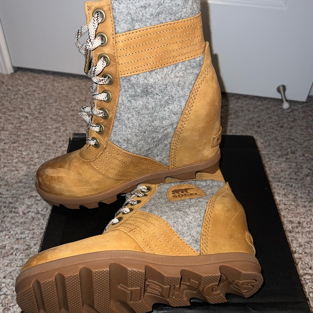 Sorel Women's Tan and Gray Lace Up Boots